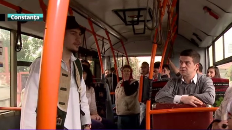 "Dragoste la prima vedere", in autobuz. Studentii Facultatii de Arte au jucat o piesa in autobuzul 5-40 Imagine