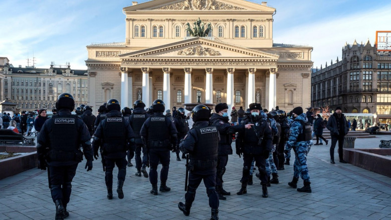 "Erau ca liliecii scapati din iad, nu si-au spalat nici canile de pe birou". Marturii despre fuga functionarilor lui Putin Imagine