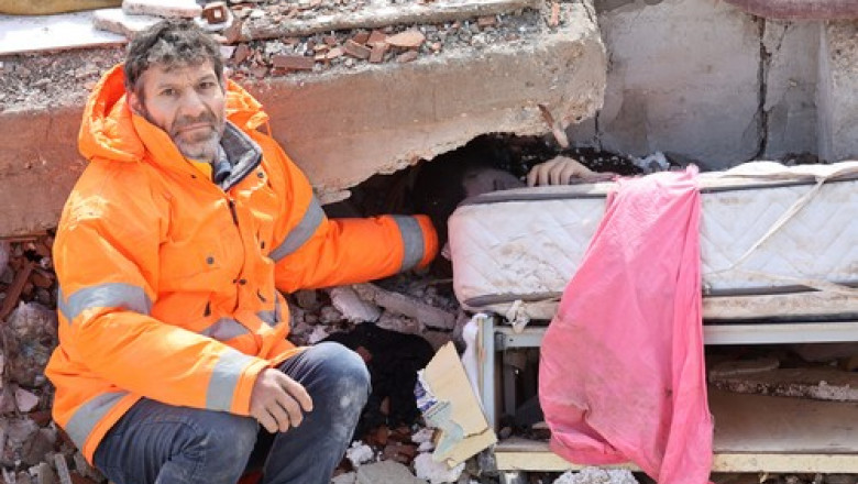 "Fa-mi o fotografie cu copilul meu". Fotograful care l-a vazut pe tatal care-si tinea de mana fata moarta a povestit dramaticul moment Imagine