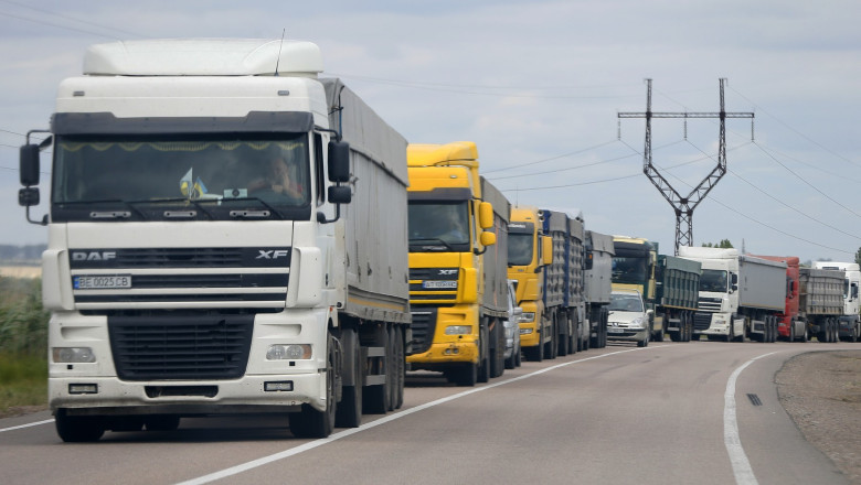 "Ganditi-va la un camion cu 22 de tone de azotat care sta in soare". Camionagiii sunt revoltati ca li s-a interzis sa circule ziua Imagine