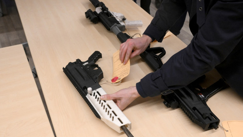 "Mai ieftine decat un Kalasnikov". Ingrijorare in Franta, dupa ce a fost descoperita o retea care fabrica si vindea arme 3D Imagine