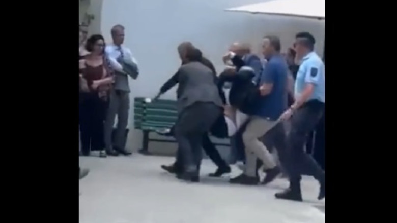 "Nu mor eu din asta". Momentul in care presedintele Portugaliei este luat pe sus si dus la spital dupa ce a lesinat Imagine
