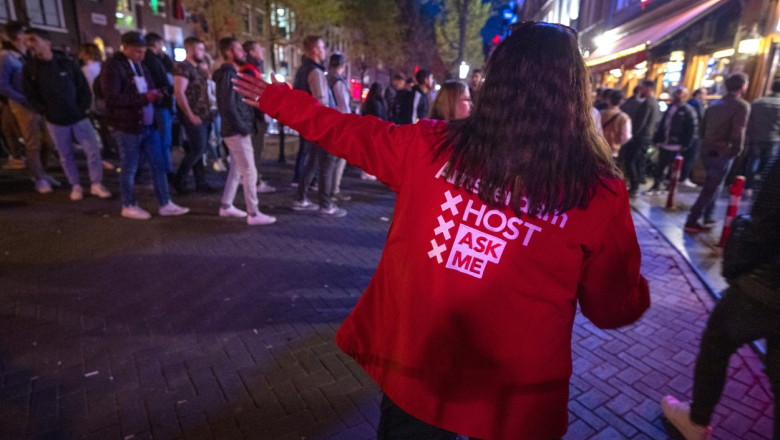 "Nu veniti"! Campania prin care olandezii vor sa scape de turistii care ajung in Amsterdam doar pentru Cartierul Rosu Imagine