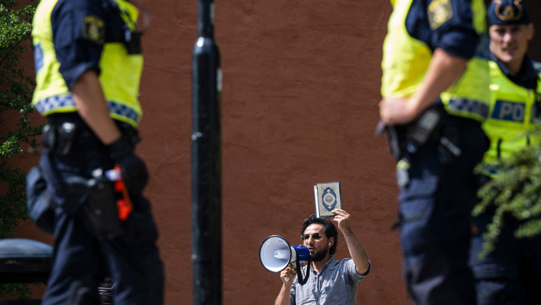 "O voi arde pana o interziceti". Doi barbati au calcat in picioare si au incendiat un Coran in fata Parlamentului Suediei Imagine