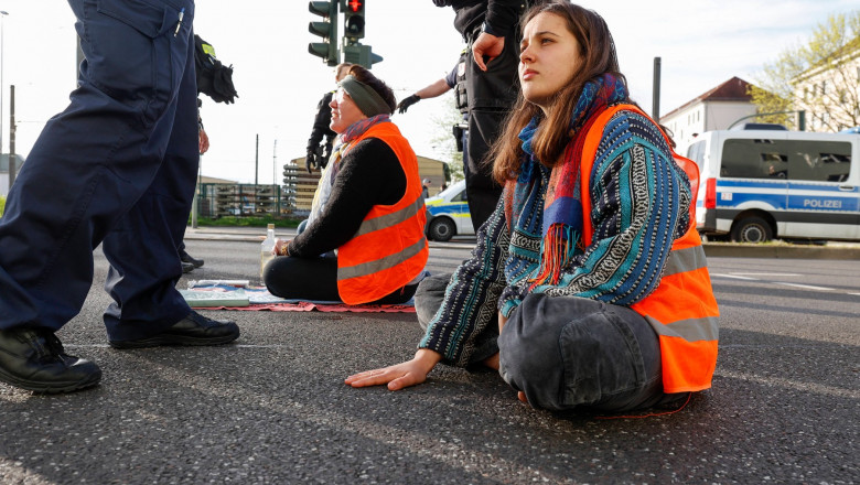 "Oprim orasul". Activistii pentru clima s-au asezat pe jos pe strazi si au blocat Berlinul Imagine