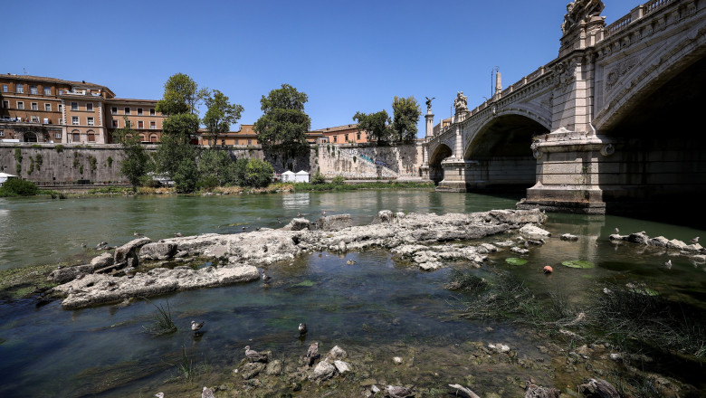 "Podul lui Nero" a iesit la suprafata din Tibru din cauza secetei severe din Italia Imagine