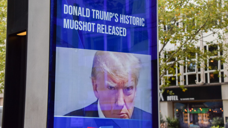 "Ranjiti, nu zambiti". Cum a transformat Donald Trump o fotografie din inchisoare intr-o campanie de imagine Imagine