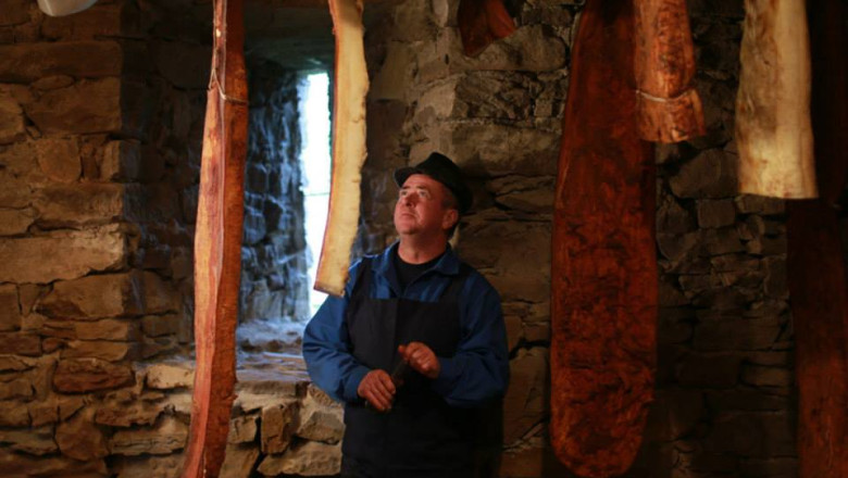 "ROST: esente, gusturi si stari romanesti" - fotografiile pastratorilor de traditii Imagine