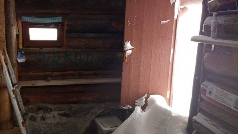 "Rugam turistii sa inchida usa!". Cum arata un refugiu montan in care a nins dupa ce usa a fost lasata deschisa Imagine