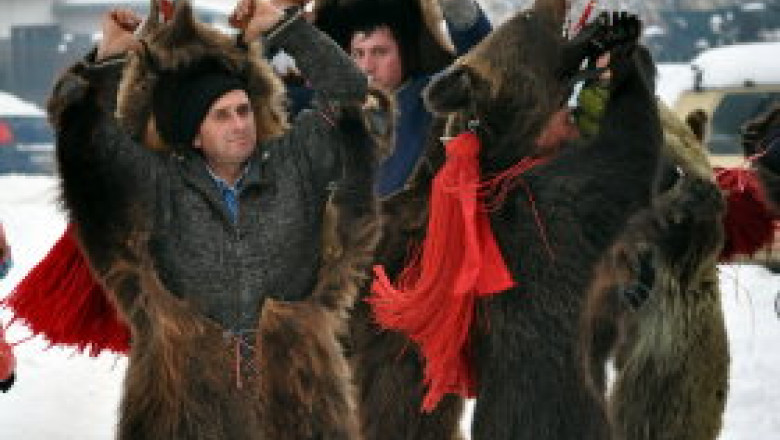 "Ursii" au invadat centrul Constantei. 11 colindatori mascati, din Bacau au jucat ursul pe strazile din oras Imagine