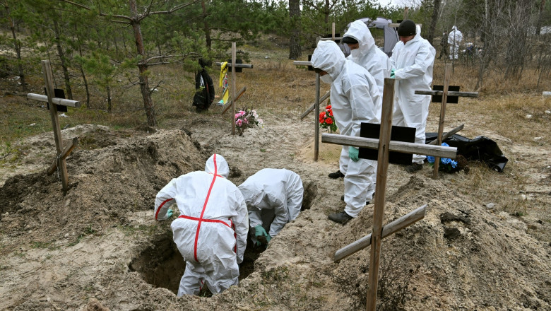 "Vezi intai o mana. Persoana nu mai e, dar ceasul ei inca masoara timpul". Marturii teribile ale celor care cauta mortii in Ucraina Imagine