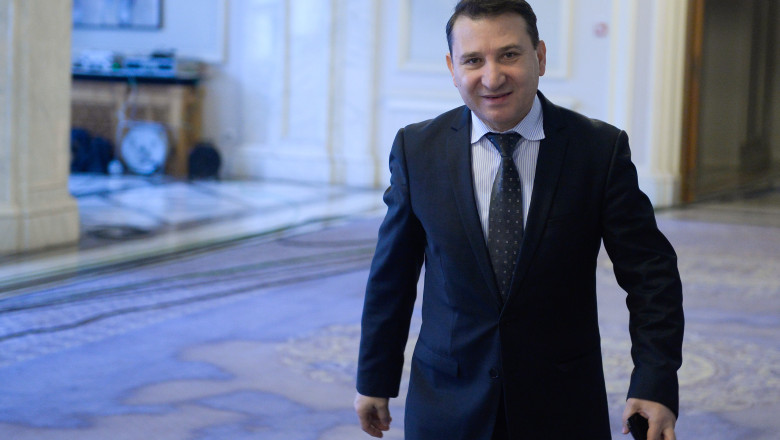 R. Stavarache va fi dus azi, la instanta, pentru mandat. DNA: Cerea cate 50% din valoarea decontata de Primarie pentru fiecare stalp de iluminat Imagine