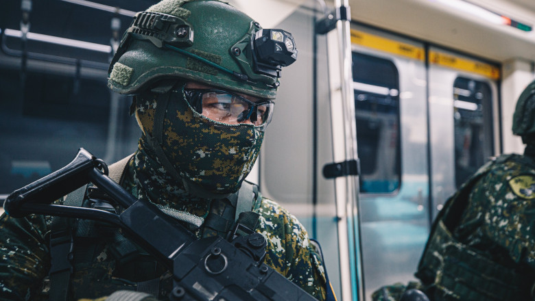 Rachete Stinger si lansatoare de grenade la metrou. Trupele taiwaneze se pregatesc in subteran pentru o invazie chineza Imagine