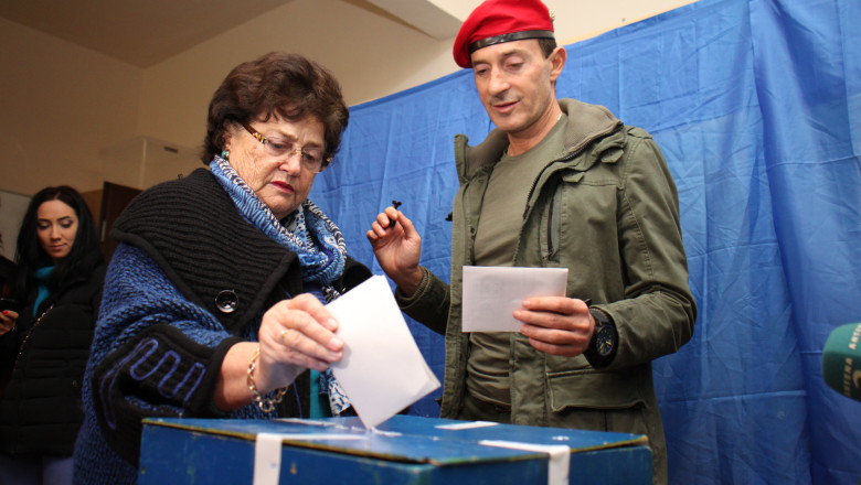 Radu Mazare a venit la vot impreuna cu mama lui Imagine