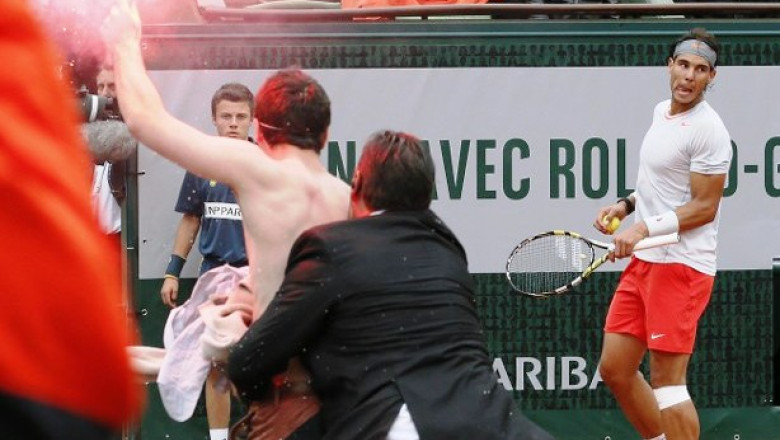 Rafael Nadal, invingator la Roland Garros. Un spectator a intrat pe teren cu o torta Imagine