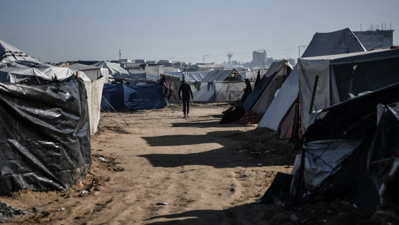 Rafah s-a transformat intr-o imensa tabara. Imaginile din drona arata corturile in care se inghesuie zeci de mii de palestinieni Imagine