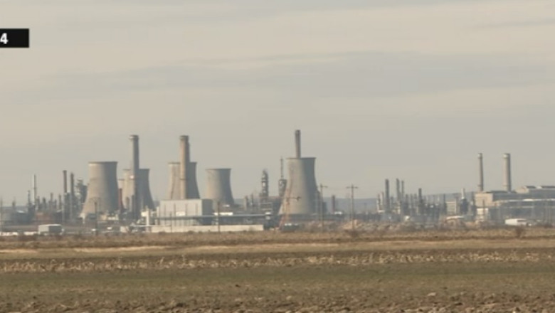 Rafinaria Arpechim, la un pas sa fie demolata Imagine