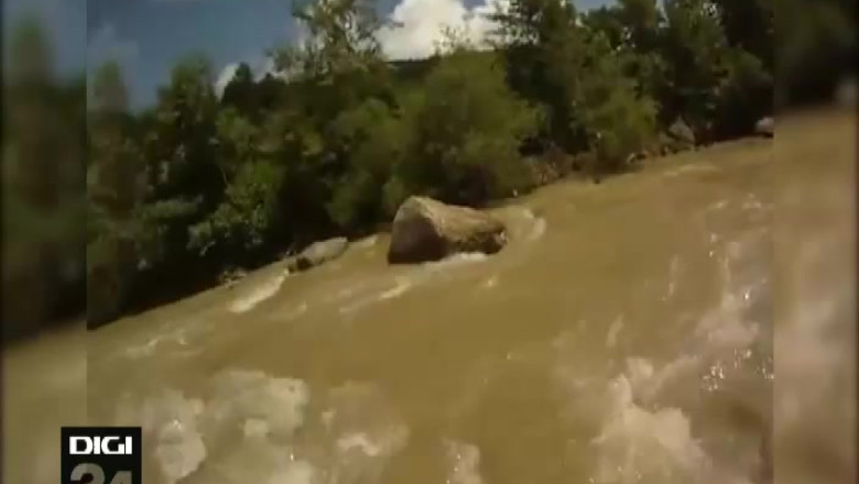 Rafting pe apa putina. Imagine