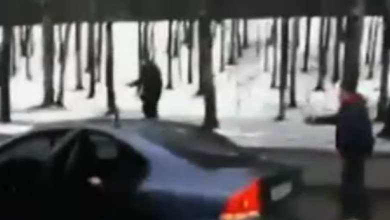 Rafuiala in trafic. Doi soferi rusi s-au atacat cu pistoalele Imagine