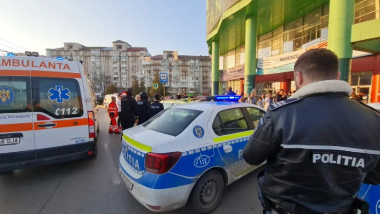 Rafuiala intr-un mall din Botosani. Unul dintre agresori a scos un briceag cu care a amenintat lumea din jur Imagine