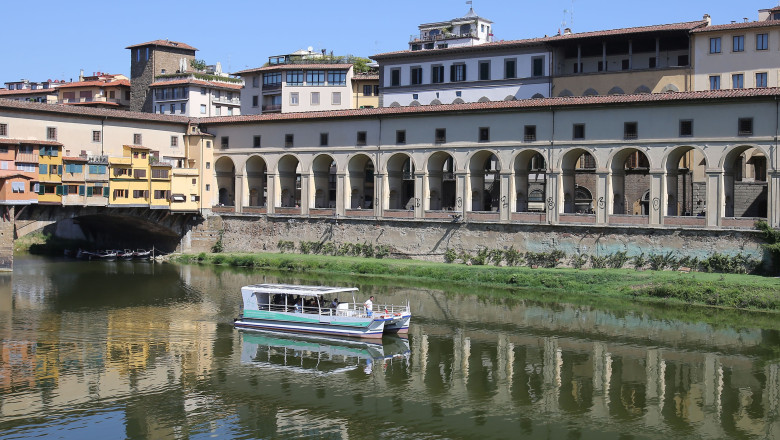 Raid al politiei italiene intr-un Airbnb, dupa ce doi turisti germani au scris numele unei echipe de fotbal pe un monument din Florenta Imagine