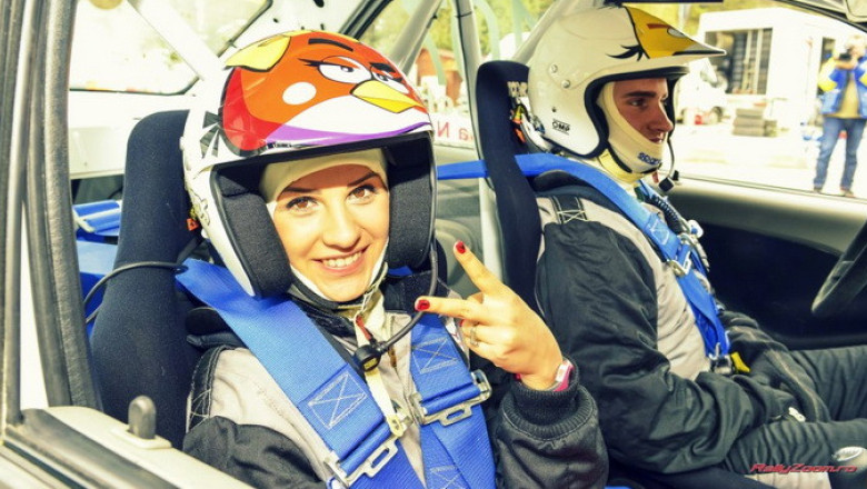 RALIUL DELTEI. Fotomodelul Denisa Nechita, de pe podium, in masina de raliuri Imagine