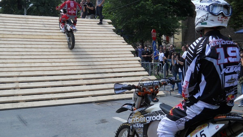 Raliul enduro de la Sibiu. Un motociclist a accidentat un copil din public  Imagine