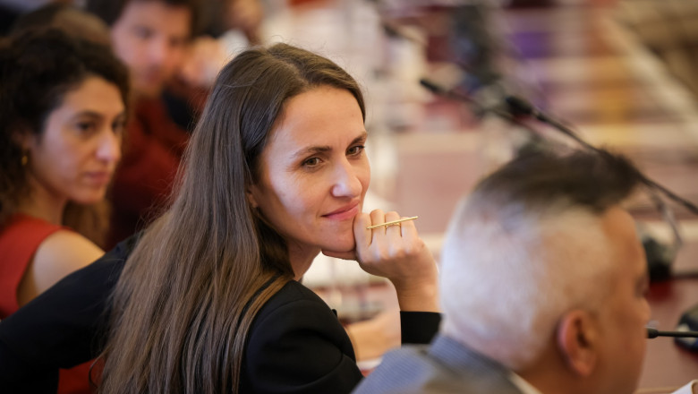 Raluca Turcan o apara pe Oana Toiu, victima unor atacuri la adresa tinutei sale. „E un dispret profund fata de femei” Imagine