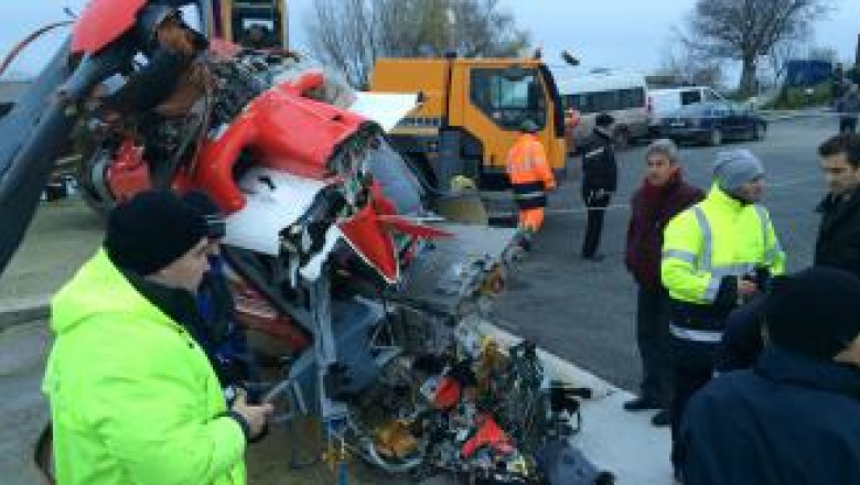  Ramasite din elicopter, scoase de scafandri. Astazi au scos la suprafata aparatura medicala si un scaun Imagine
