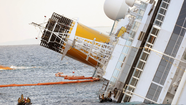 Ramasite umane au fost descoperite langa epava Costa Concordia Imagine