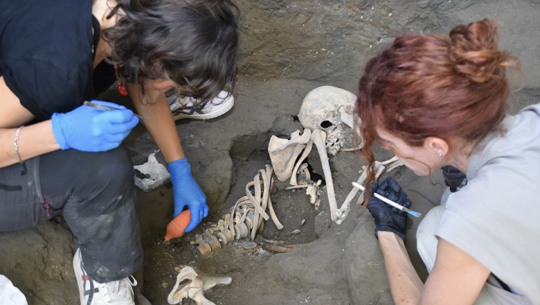 Ramasitele a doua victime ale eruptiei Vezuviului au fost descoperite la Pompei. Ce a facut cuplul in ultimele clipe de viata Imagine