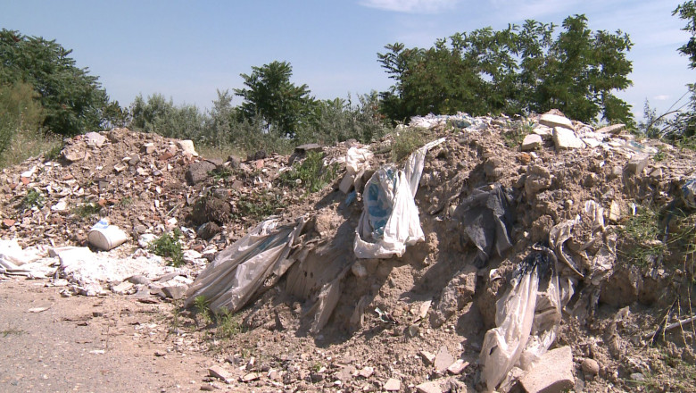 Rampa de gunoi ilegala. Tone de deseuri sunt aruncate la marginea orasului Imagine