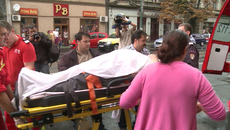 Raniti in urma prabusirii unui balcon peste altul in curtea unui imobil din Timisoara Imagine