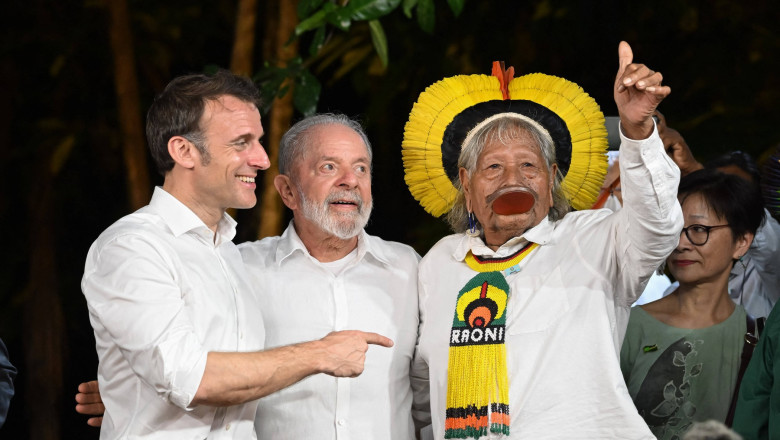 Raoni Metuktire, capetenia indigenilor Kayapo din Brazilia, a fost decorat de Macron. Ceremonia a avut loc in padure, pe insula Combu Imagine