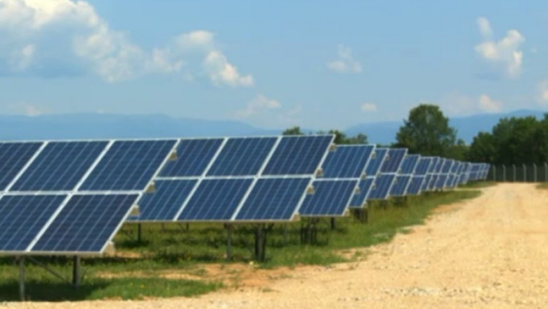 RAPORT DE TARA. Cel mai mare parc fotovoltaic din tara se afla intr-unul dintre cele mai mici orase din Gorj Imagine
