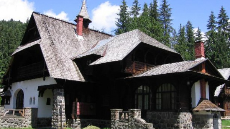 RAPORT DE TARA. Drumul catre castelul de vanatoare al regelui Ferdinand, plin de gropi Imagine