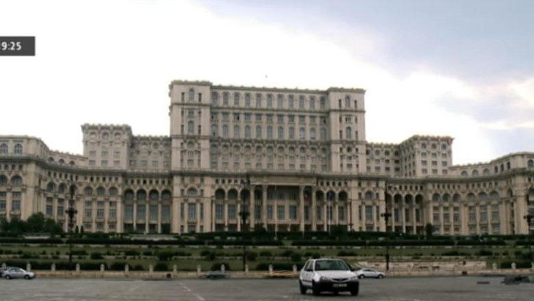 RAPORT DE TARA. In Bucuresti, democratia a inceput sa functioneze in cladirile simbol ale comunismului Imagine