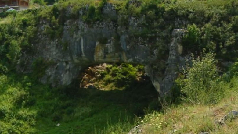 RAPORT DE TARA. In Mehedinti este singurul pod natural din Europa pe care se poate circula Imagine