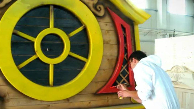 RAPORT DE TARA. Intr-o comuna din Bihor se produc decoruri pentru parcurile de distractii internationale Imagine