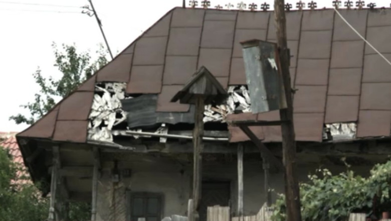 RAPORT DE TARA. La sapte ani dupa ce inundatiile le-au luat casele, localnicii din Rosia de Amaradia nu au apa, canalizare si scoala Imagine