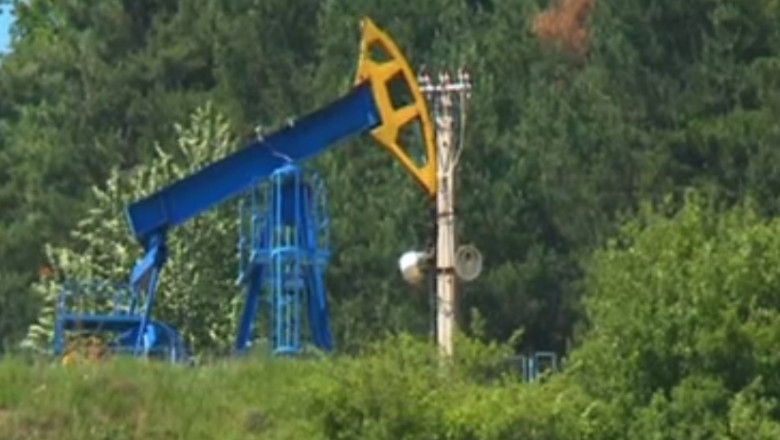 RAPORT DE TARA. Sondele de petrol au umplut terenurile satenilor din judetul Bacau Imagine