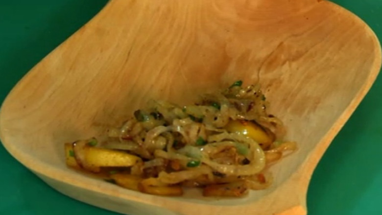 RAPORT DE TARA. Tochitura de porc cu cartofi taranesti, specialitatea judetului Salaj Imagine