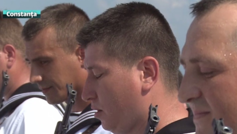 Rapusi de caldura. Cinci militari din garda de onoare au lesinat in timpul festivitatilor Imagine