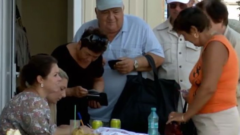 Rasfat la strand, de Ziua Seniorilor Activi. Varstnicii din Timisoara au avut parte de cursuri de yoga si impachetari cu namol Imagine