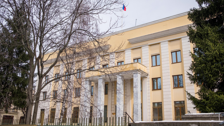 Rasturnare de situatie: barbatul care ar fi incercat sa intre in Ambasada rusa nu era drogat, avea si permis si n-a fortat intrarea Imagine