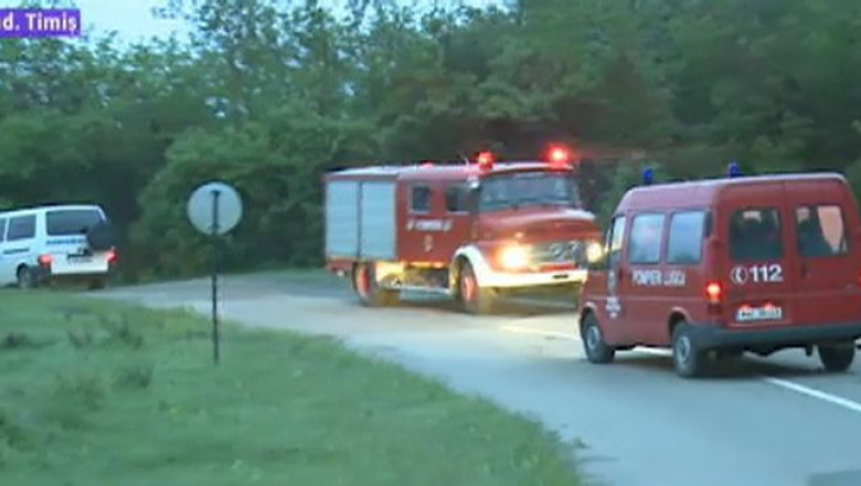 Rataciti si recuperati cu tractorul. Zeci de pompieri, jandarmi, medici, mobilizati in cazul a doi tineri Imagine