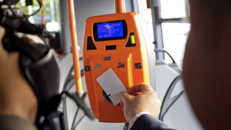 RATB a ramas fara carduri de calatorie. Cei care nu gasesc carduri pot circula fara sa ia amenda Imagine