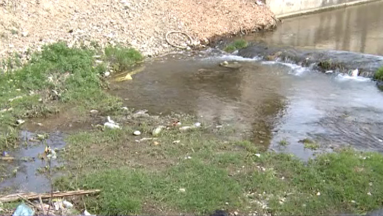 Raurile din Suceava, sufocate de gunoaie. Sute de gospodarii ar putea fi inundate in orice moment  Imagine