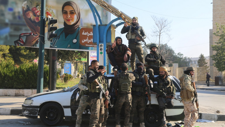 Razboiul din Siria: trupele guvernamentale se retrag din Alep ca urmare a avansului rebelilor Imagine