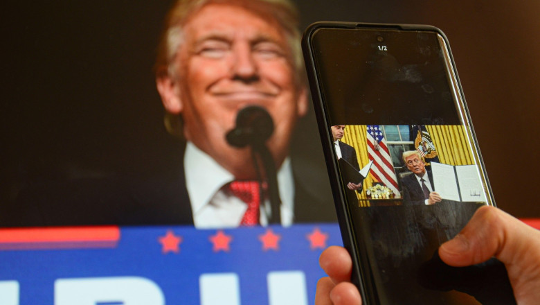 Razboiul tarifelor lui Trump ar putea duce la scumpirea smartphone-urilor. „Industria se confrunta cu o furtuna de incertitudine” Imagine